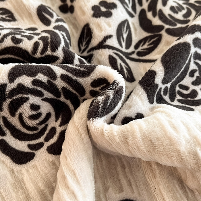 91家纺网 家纺一手货源 找家纺 佳品居 2025新款法式复古雕花绒四件套 蝶恋花语