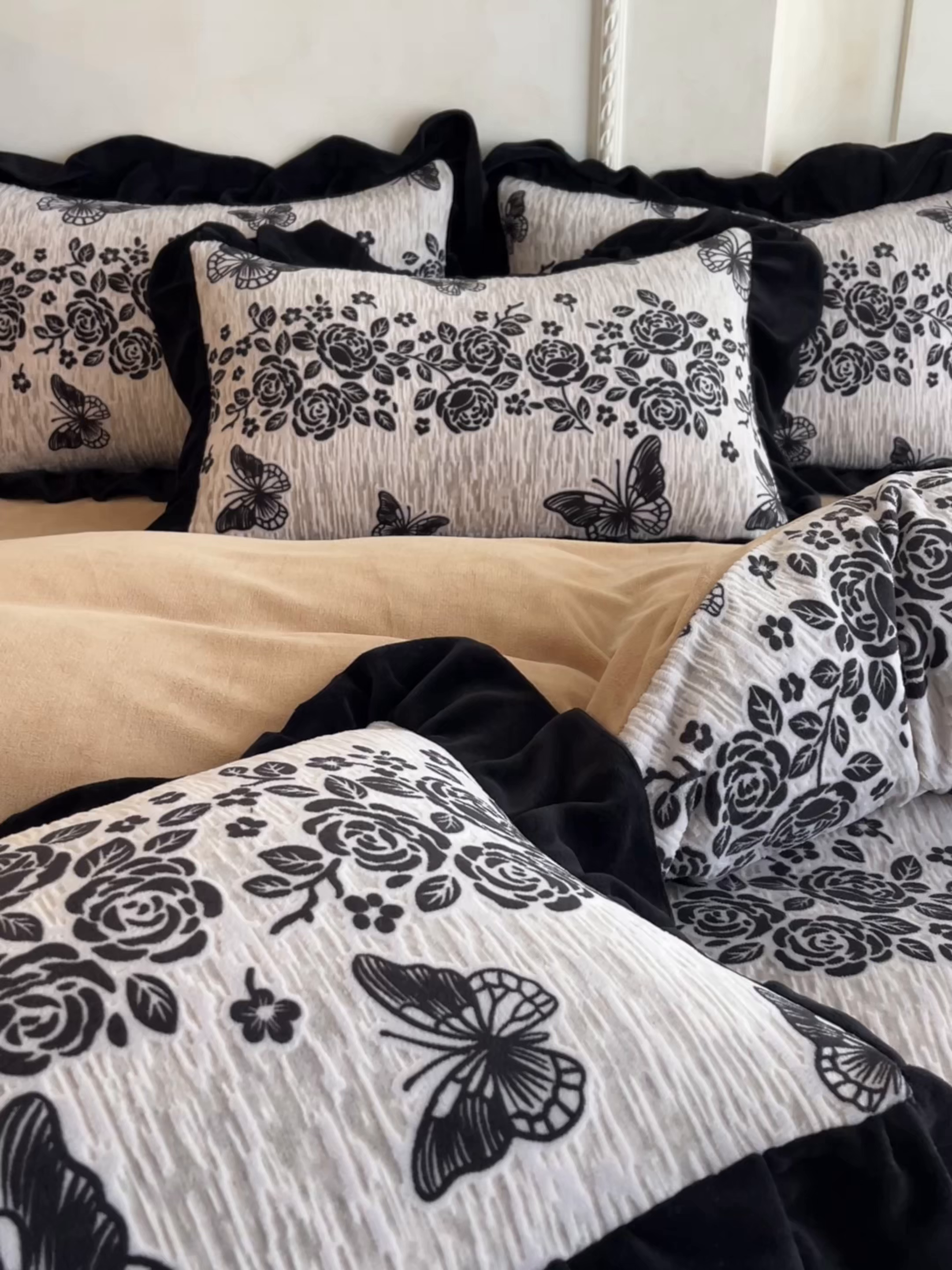 91家纺网 家纺一手货源 找家纺 佳品居 2025新款法式复古雕花绒四件套 迷林