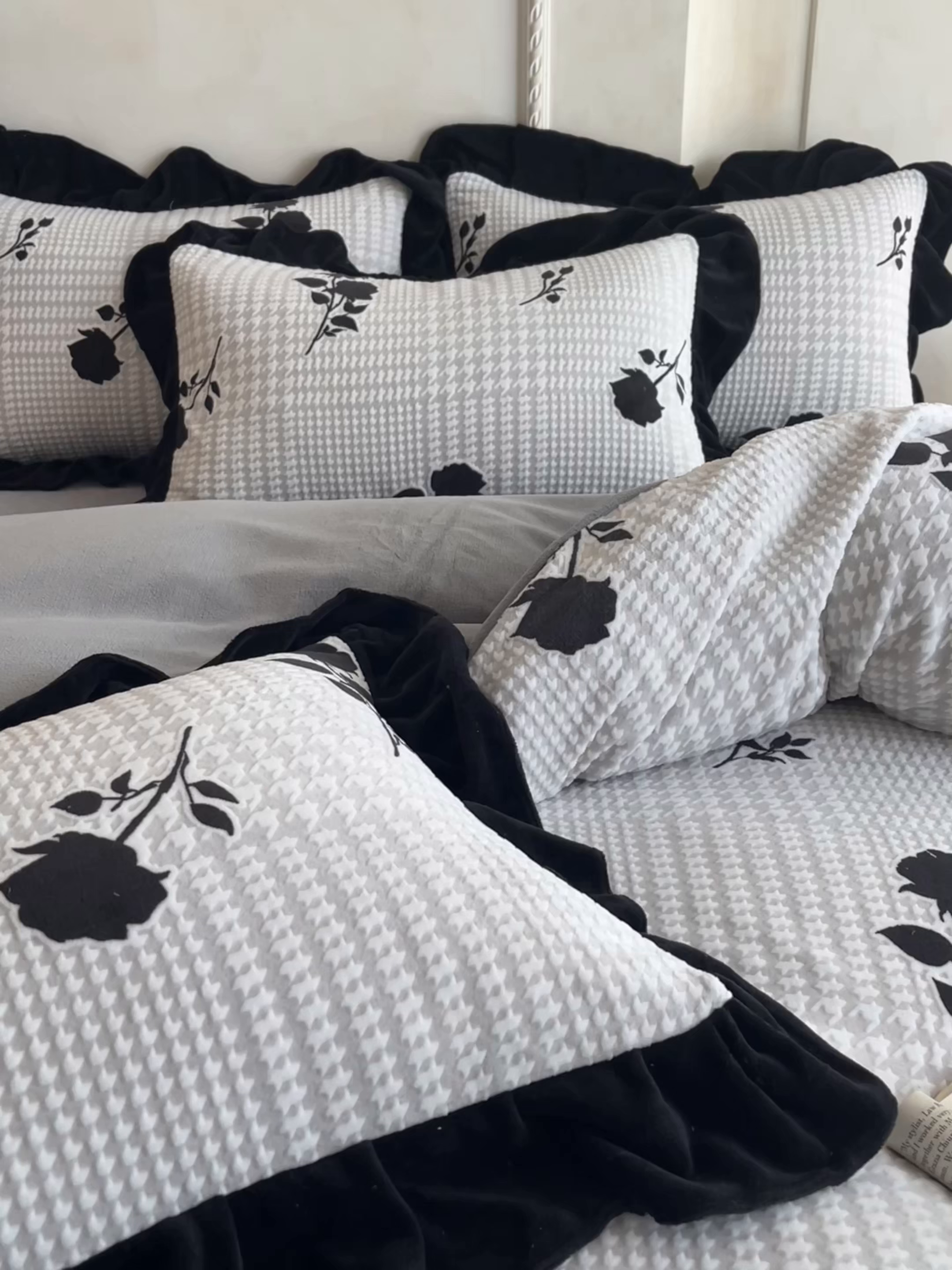 91家纺网 家纺一手货源 找家纺 佳品居 2025新款法式复古雕花绒四件套 千鸟花语