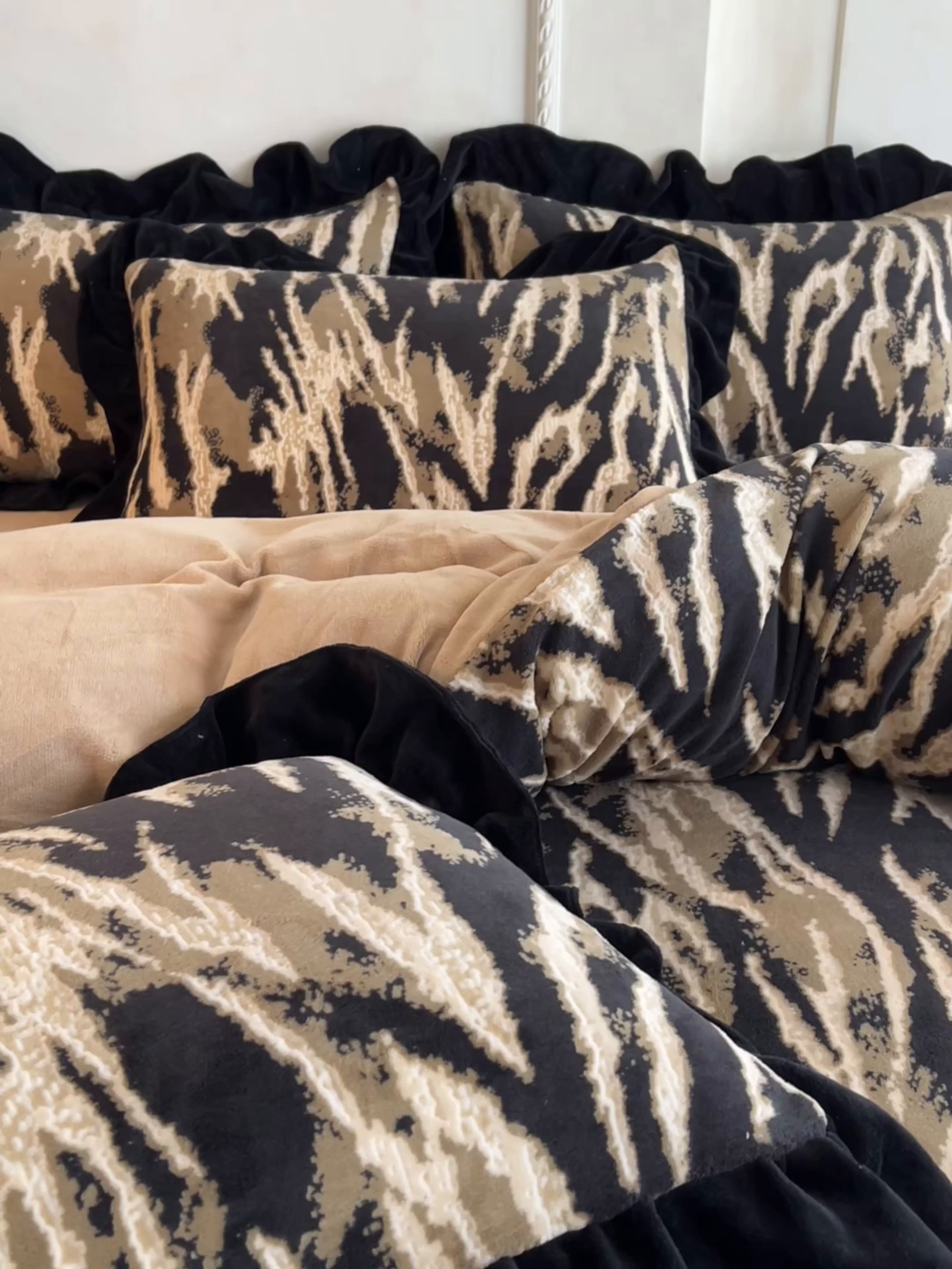 91家纺网 家纺一手货源 找家纺 佳品居 2025新款法式复古雕花绒四件套 文艺复兴