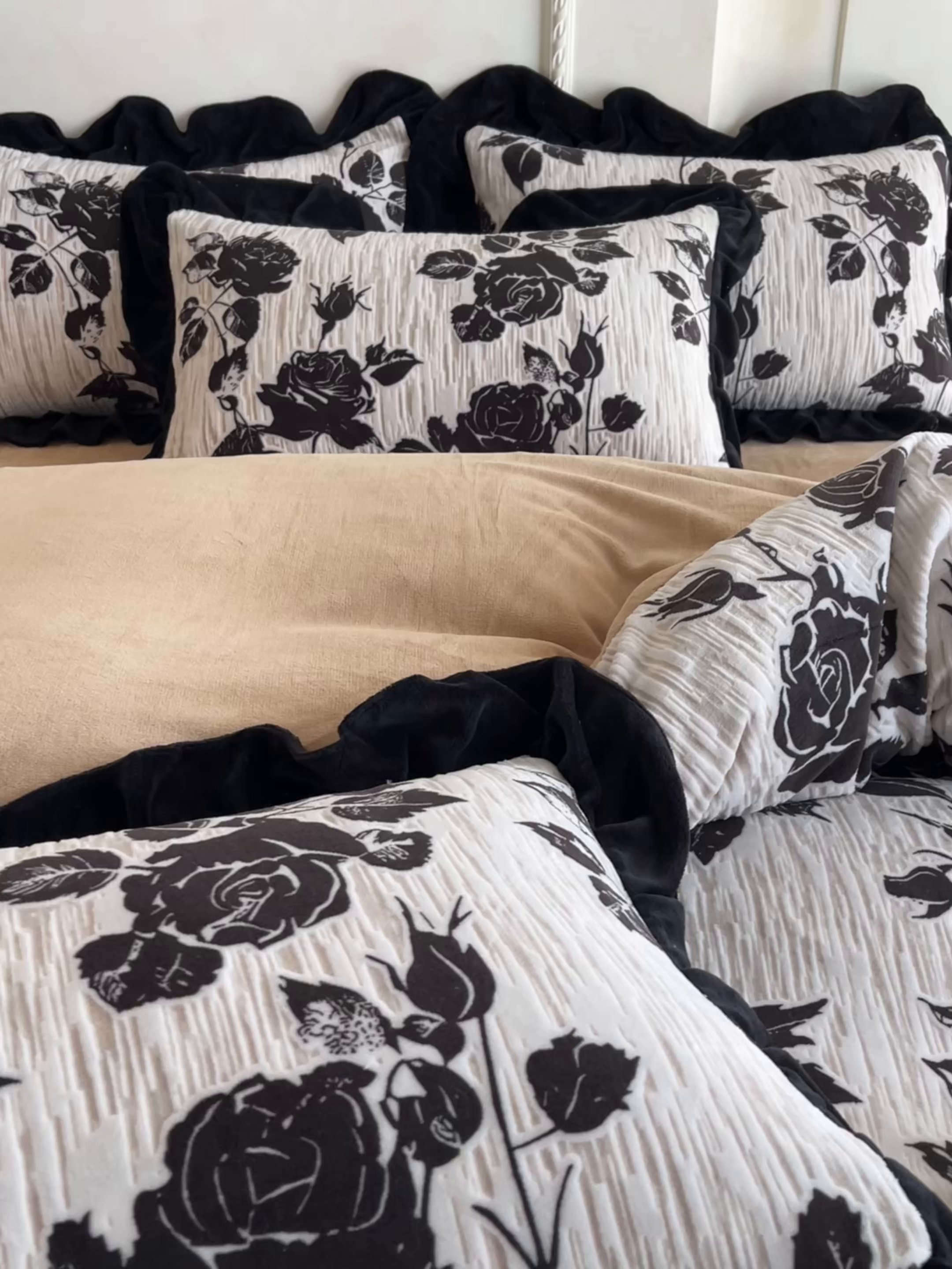 91家纺网 家纺一手货源 找家纺 佳品居 2025新款法式复古雕花绒四件套 叶伴花香