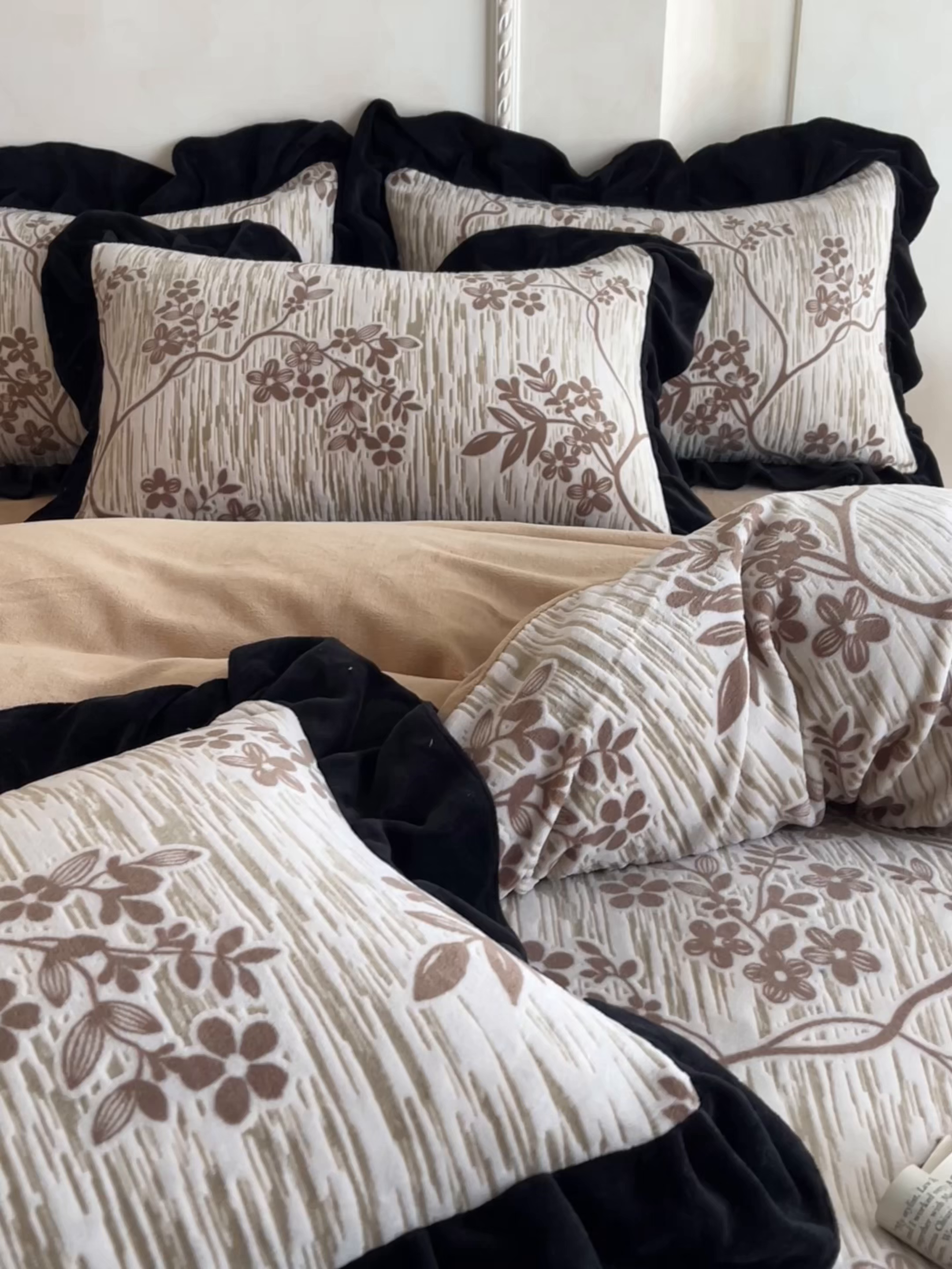 91家纺网 家纺一手货源 找家纺 佳品居 2025新款法式复古雕花绒四件套 叶语悠然