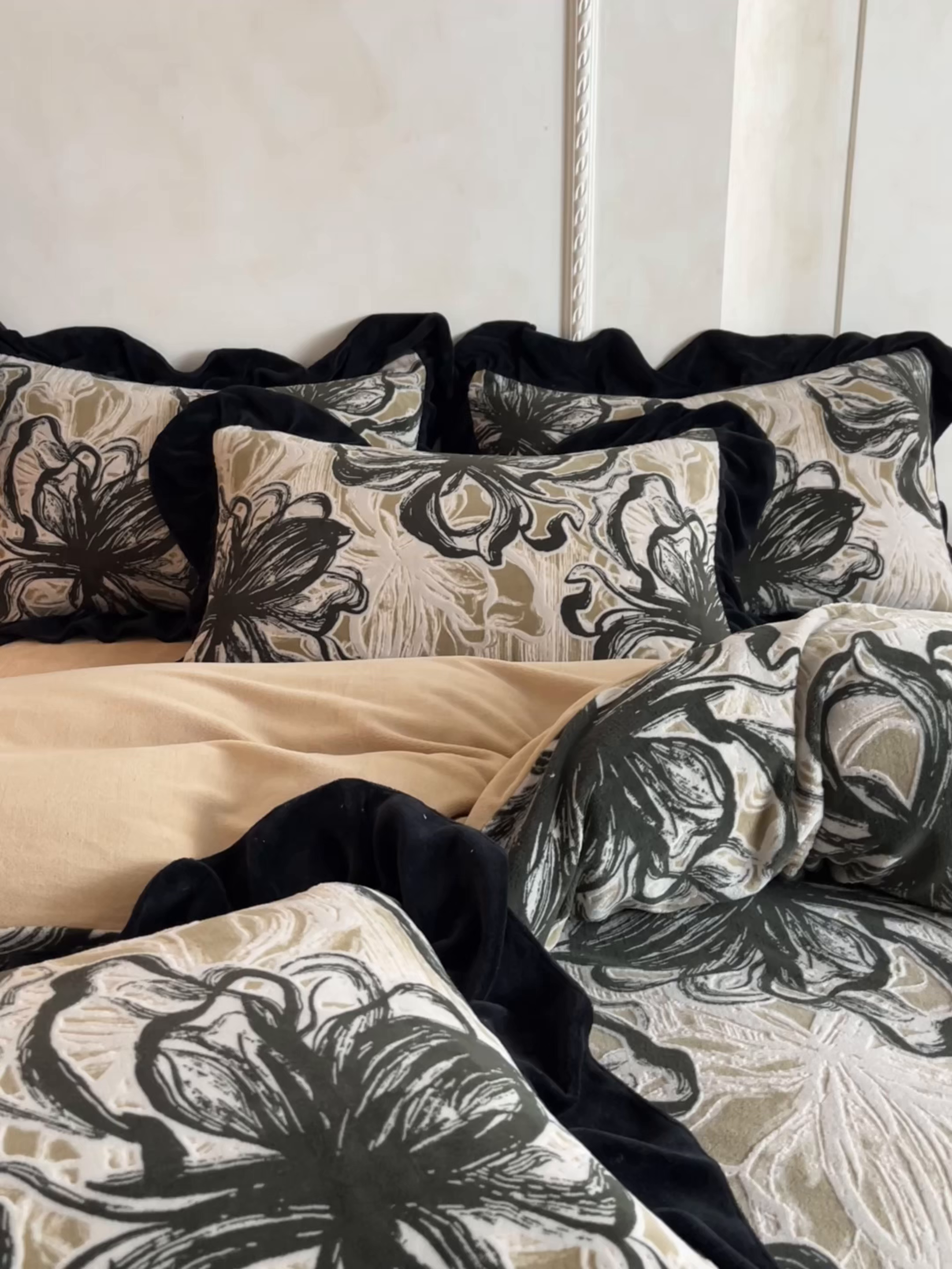 91家纺网 家纺一手货源 找家纺 佳品居 2025新款法式复古雕花绒四件套 优雅花卉