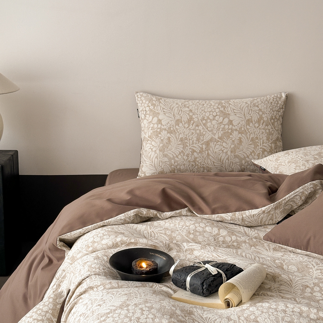 91家纺网 家纺一手货源 找家纺 赫帛 2025新款50支全棉贡缎磨毛四件套-七草（磨毛款） 七草-咖色（磨毛款）