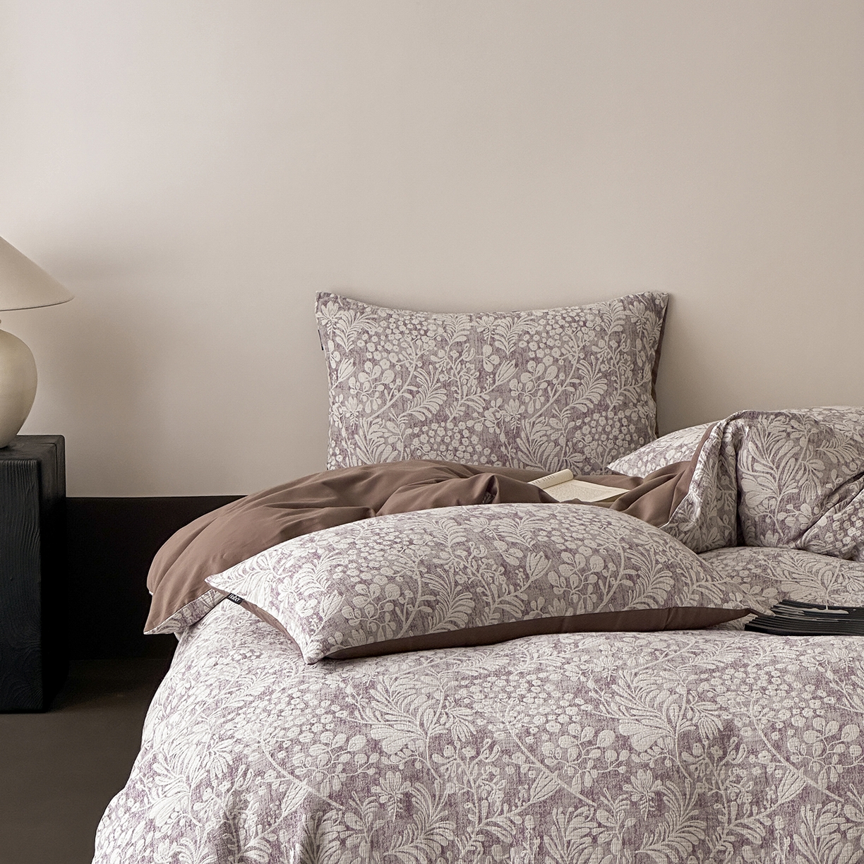 91家纺网 家纺一手货源 找家纺 赫帛 2025新款50支全棉贡缎磨毛四件套-七草（磨毛款） 七草-深紫（磨毛款）