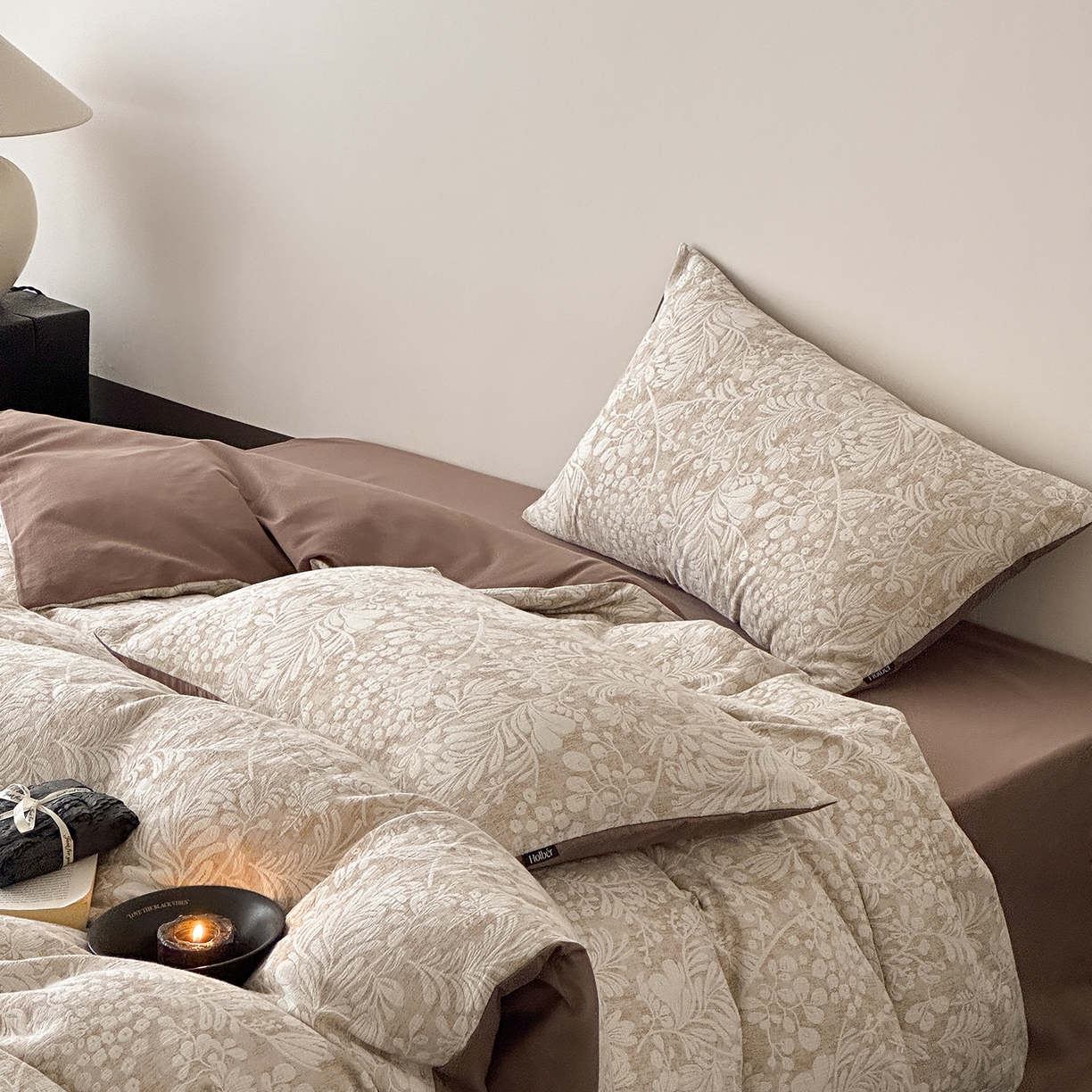 91家纺网 家纺一手货源 找家纺 赫帛 2025新款50支全棉贡缎磨毛四件套-七草（磨毛款） 七草-咖色（磨毛款）