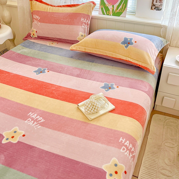 91家纺网 家纺一手货源 找家纺 富馨莱 2025新款牛奶绒印花床笠240克面料支持一件定制尺寸 彩虹星星