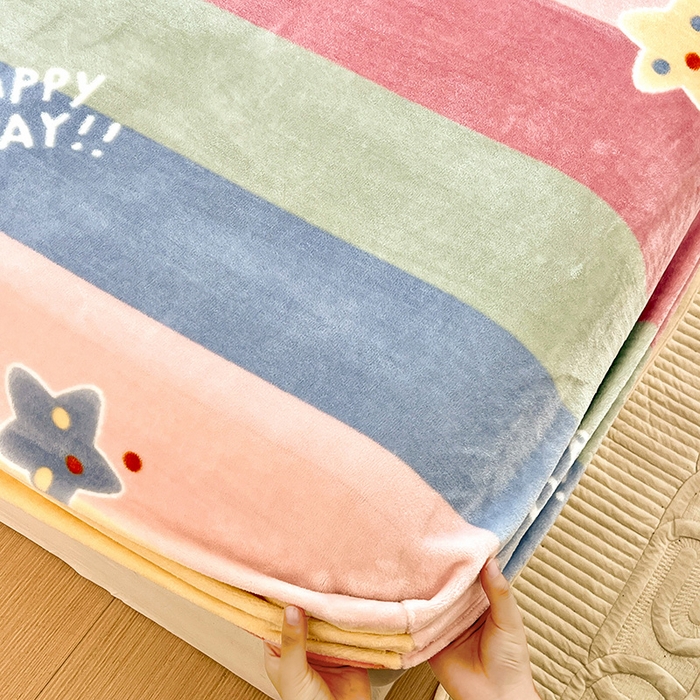 91家纺网 家纺一手货源 找家纺 富馨莱 2025新款牛奶绒印花床笠240克面料支持一件定制尺寸 彩虹星星