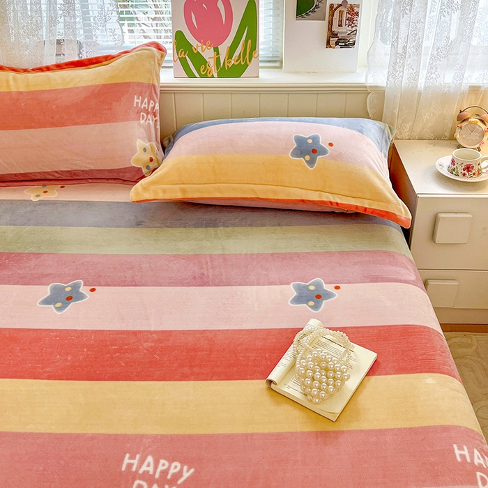 91家纺网 家纺一手货源 找家纺 富馨莱 2025新款牛奶绒印花床笠240克面料支持一件定制尺寸 彩虹星星