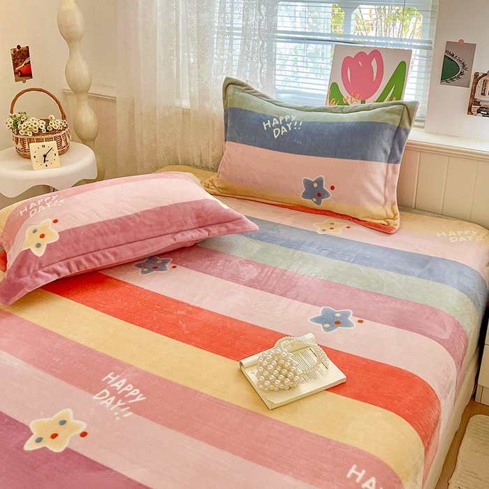 91家纺网 家纺一手货源 找家纺 富馨莱 2025新款牛奶绒印花床笠240克面料支持一件定制尺寸 彩虹星星