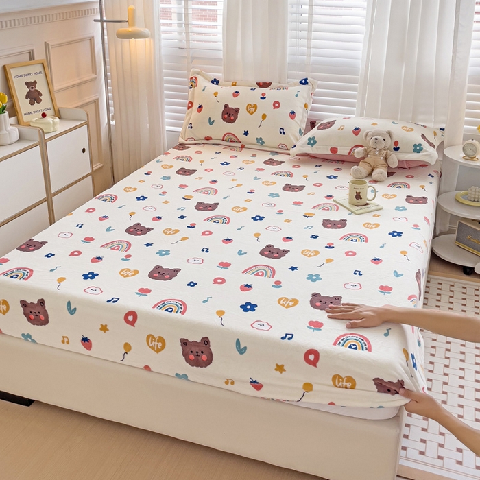 91家纺网 家纺一手货源 找家纺 富馨莱 2025新款牛奶绒印花床笠240克面料支持一件定制尺寸 彩虹熊