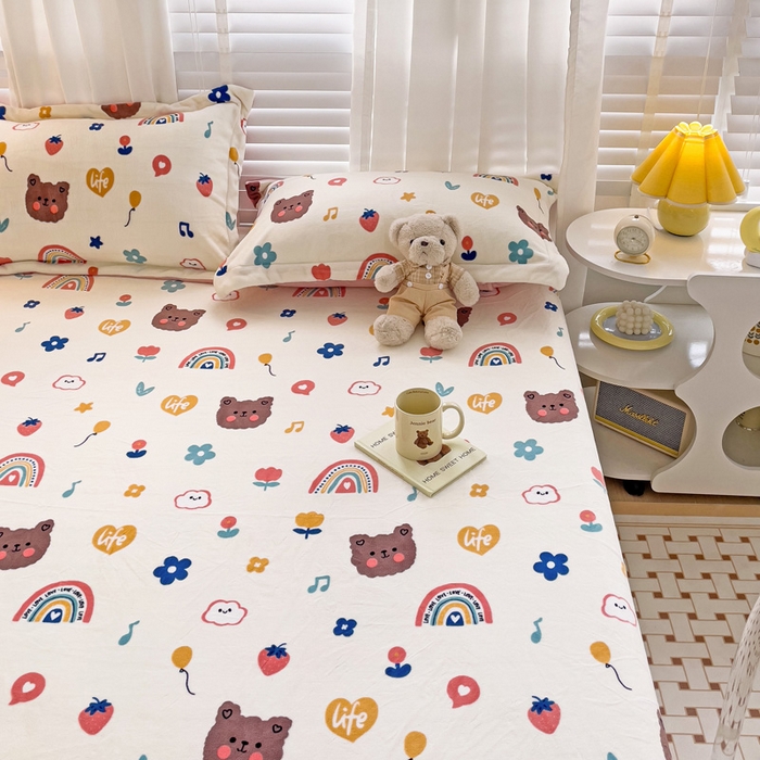 91家纺网 家纺一手货源 找家纺 富馨莱 2025新款牛奶绒印花床笠240克面料支持一件定制尺寸 彩虹熊