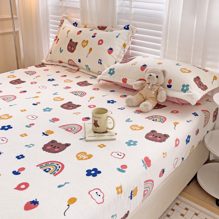 91家纺网 家纺一手货源 找家纺 富馨莱 2025新款牛奶绒印花床笠240克面料支持一件定制尺寸 彩虹熊