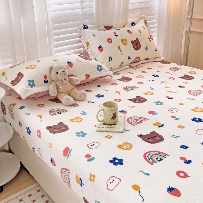 91家纺网 家纺一手货源 找家纺 富馨莱 2025新款牛奶绒印花床笠240克面料支持一件定制尺寸 彩虹熊