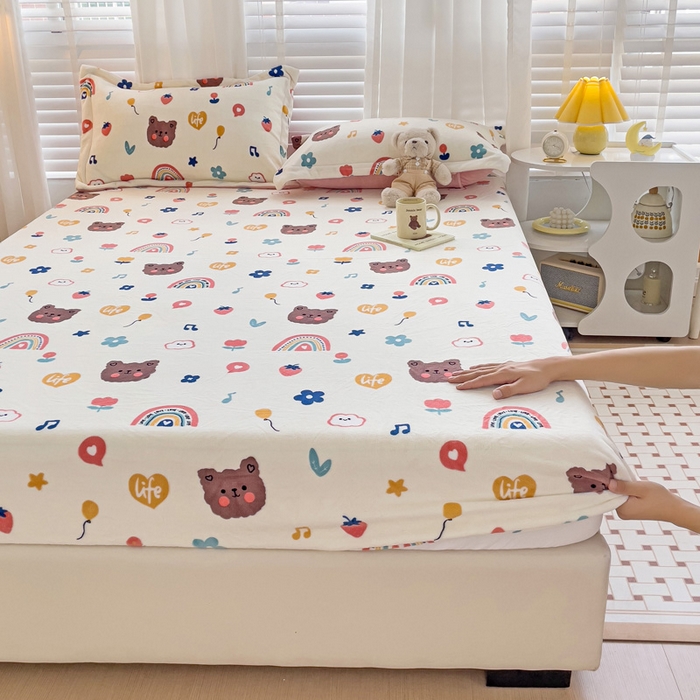 91家纺网 家纺一手货源 找家纺 富馨莱 2025新款牛奶绒印花床笠240克面料支持一件定制尺寸 彩虹熊