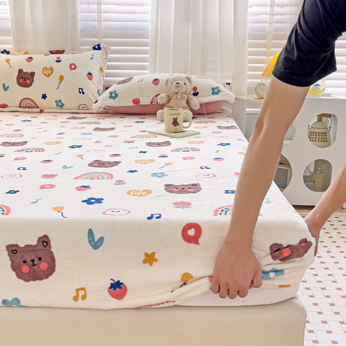 91家纺网 家纺一手货源 找家纺 富馨莱 2025新款牛奶绒印花床笠240克面料支持一件定制尺寸 彩虹熊