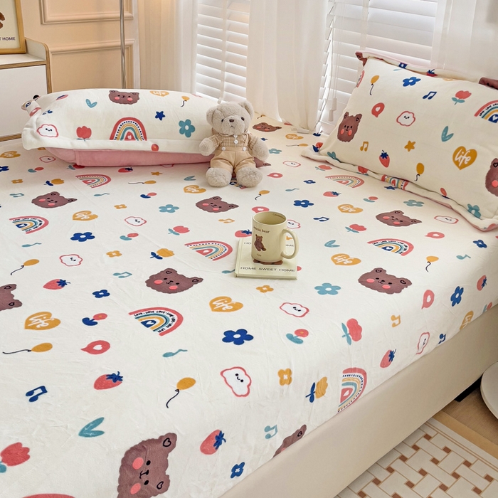 91家纺网 家纺一手货源 找家纺 富馨莱 2025新款牛奶绒印花床笠240克面料支持一件定制尺寸 彩虹熊