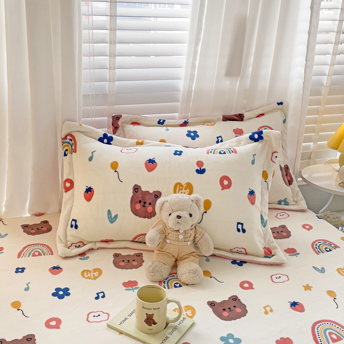 91家纺网 家纺一手货源 找家纺 富馨莱 2025新款牛奶绒印花床笠240克面料支持一件定制尺寸 彩虹熊