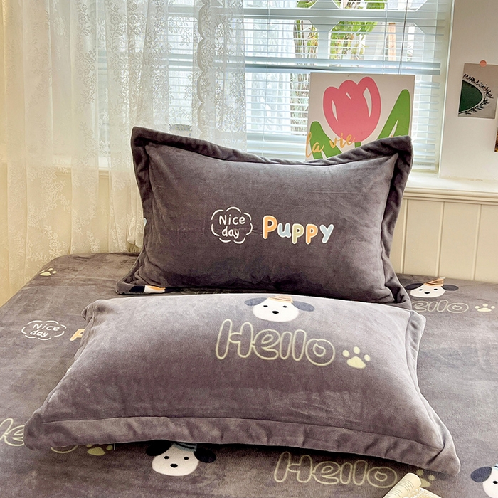 91家纺网 家纺一手货源 找家纺 富馨莱 2025新款牛奶绒印花床笠240克面料支持一件定制尺寸 嗨皮狗