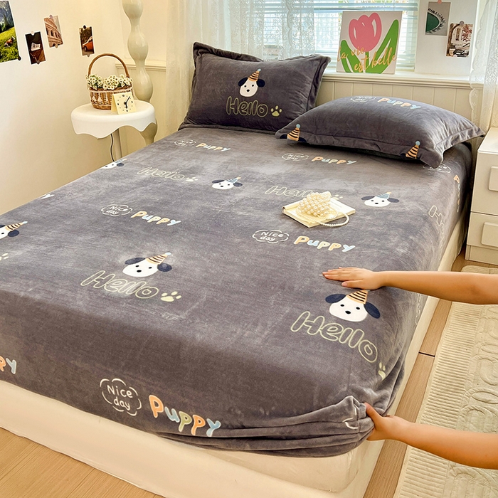 91家纺网 家纺一手货源 找家纺 富馨莱 2025新款牛奶绒印花床笠240克面料支持一件定制尺寸 嗨皮狗