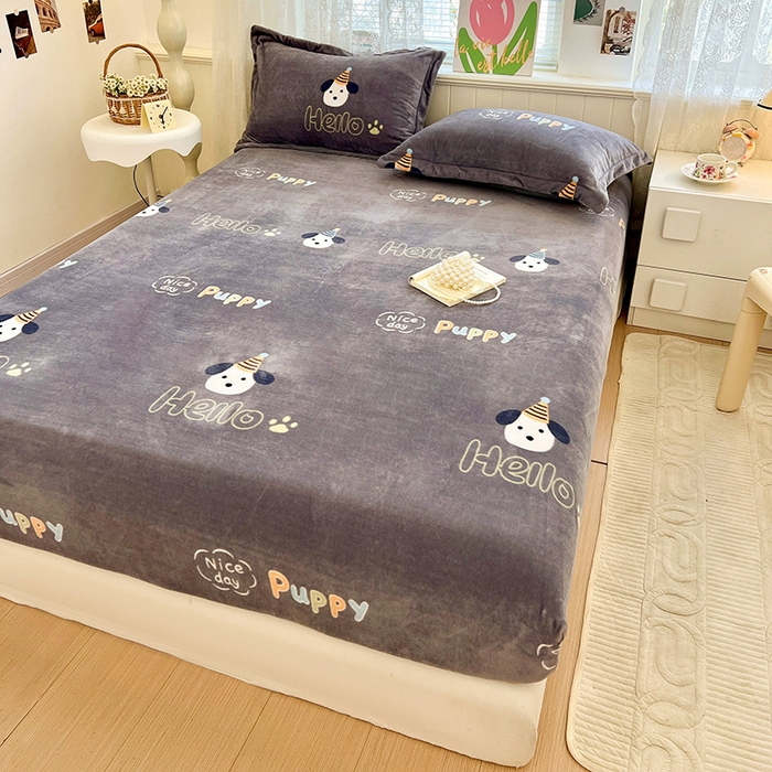 91家纺网 家纺一手货源 找家纺 富馨莱 2025新款牛奶绒印花床笠240克面料支持一件定制尺寸 嗨皮狗