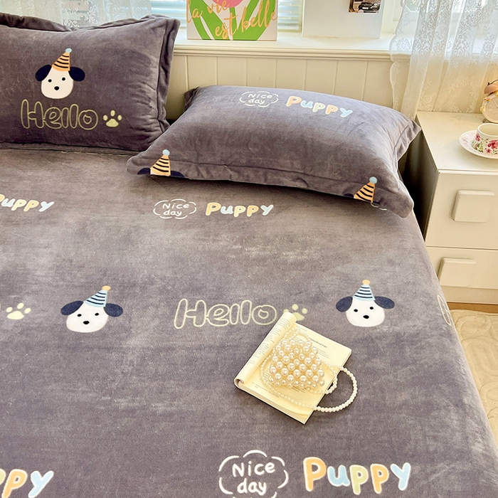 91家纺网 家纺一手货源 找家纺 富馨莱 2025新款牛奶绒印花床笠240克面料支持一件定制尺寸 嗨皮狗