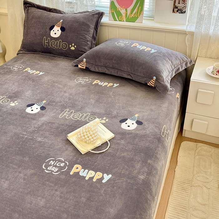 91家纺网 家纺一手货源 找家纺 富馨莱 2025新款牛奶绒印花床笠240克面料支持一件定制尺寸 嗨皮狗