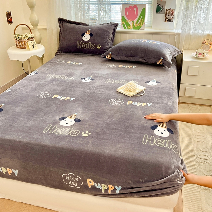 91家纺网 家纺一手货源 找家纺 富馨莱 2025新款牛奶绒印花床笠240克面料支持一件定制尺寸 嗨皮狗