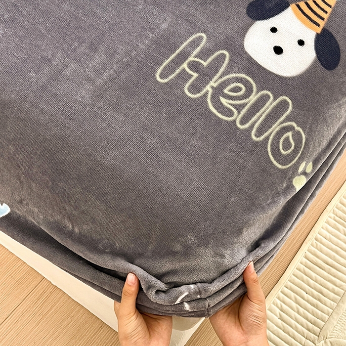 91家纺网 家纺一手货源 找家纺 富馨莱 2025新款牛奶绒印花床笠240克面料支持一件定制尺寸 嗨皮狗