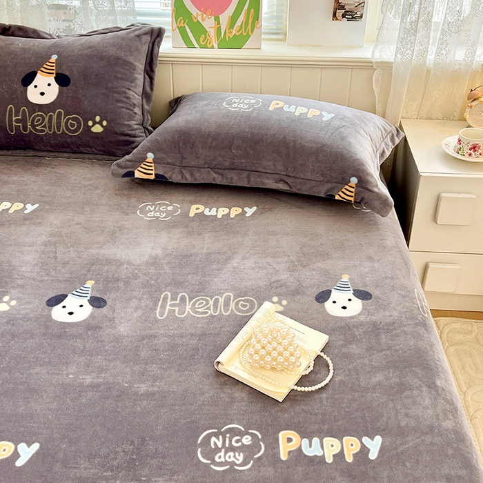 91家纺网 家纺一手货源 找家纺 富馨莱 2025新款牛奶绒印花床笠240克面料支持一件定制尺寸 嗨皮狗