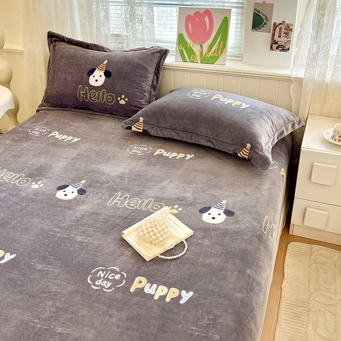 91家纺网 家纺一手货源 找家纺 富馨莱 2025新款牛奶绒印花床笠240克面料支持一件定制尺寸 嗨皮狗