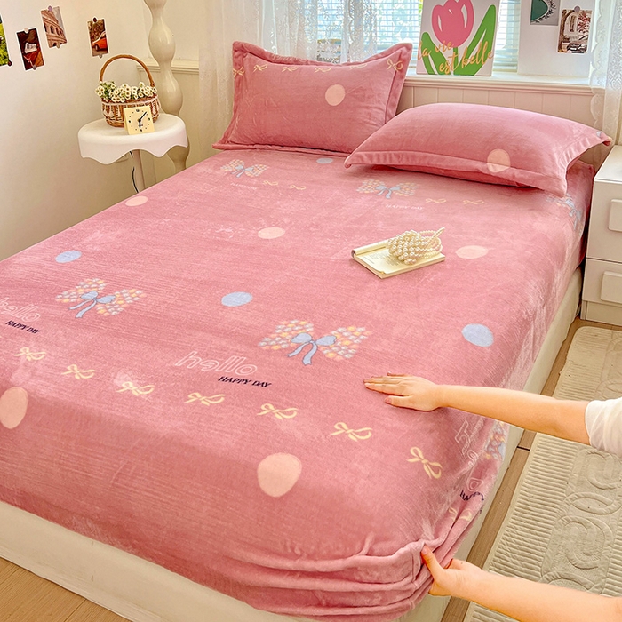 91家纺网 家纺一手货源 找家纺 富馨莱 2025新款牛奶绒印花床笠240克面料支持一件定制尺寸 花蝶粉