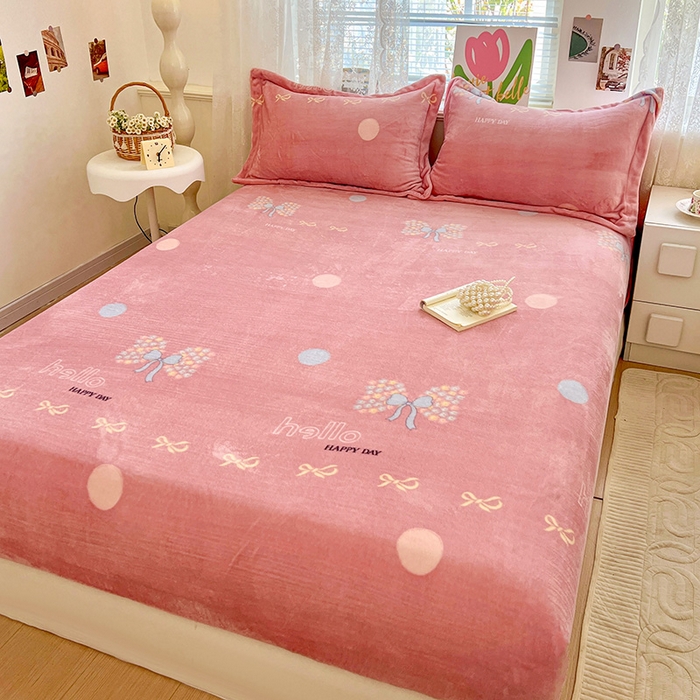 91家纺网 家纺一手货源 找家纺 富馨莱 2025新款牛奶绒印花床笠240克面料支持一件定制尺寸 花蝶粉