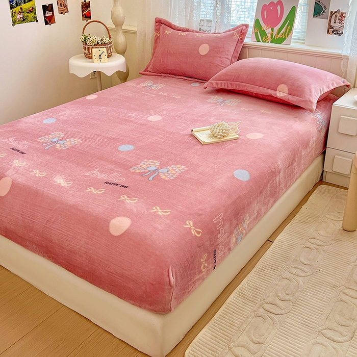 91家纺网 家纺一手货源 找家纺 富馨莱 2025新款牛奶绒印花床笠240克面料支持一件定制尺寸 花蝶粉