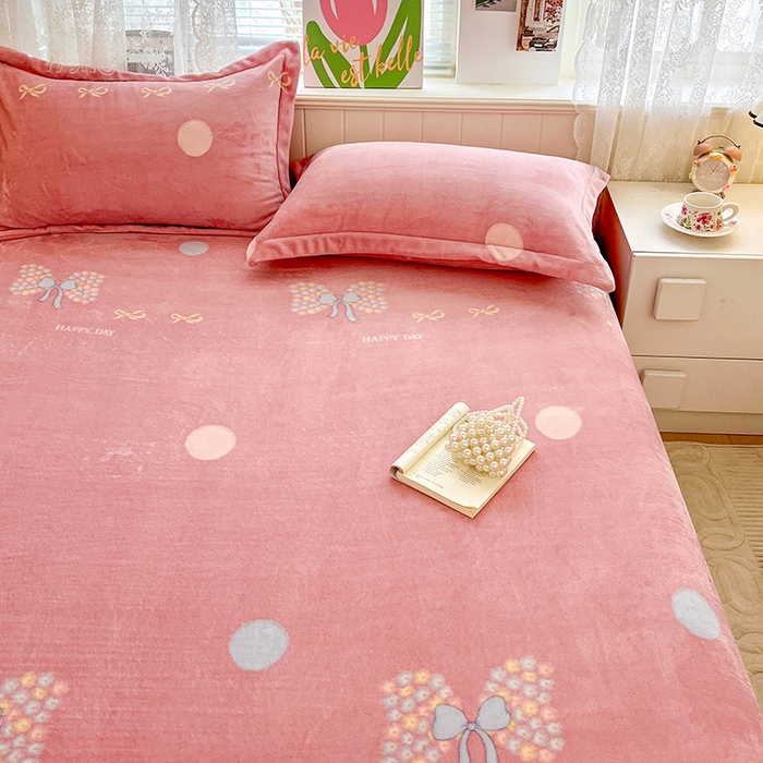 91家纺网 家纺一手货源 找家纺 富馨莱 2025新款牛奶绒印花床笠240克面料支持一件定制尺寸 花蝶粉