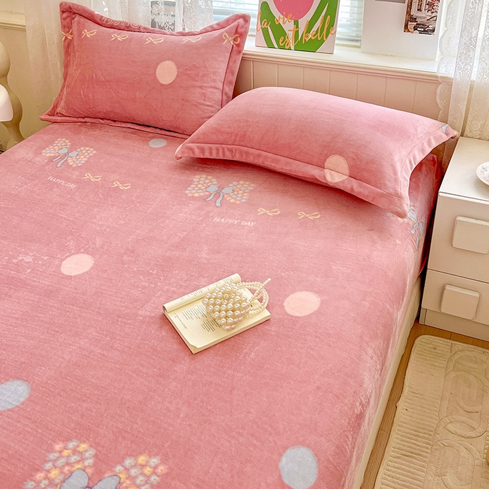 91家纺网 家纺一手货源 找家纺 富馨莱 2025新款牛奶绒印花床笠240克面料支持一件定制尺寸 花蝶粉