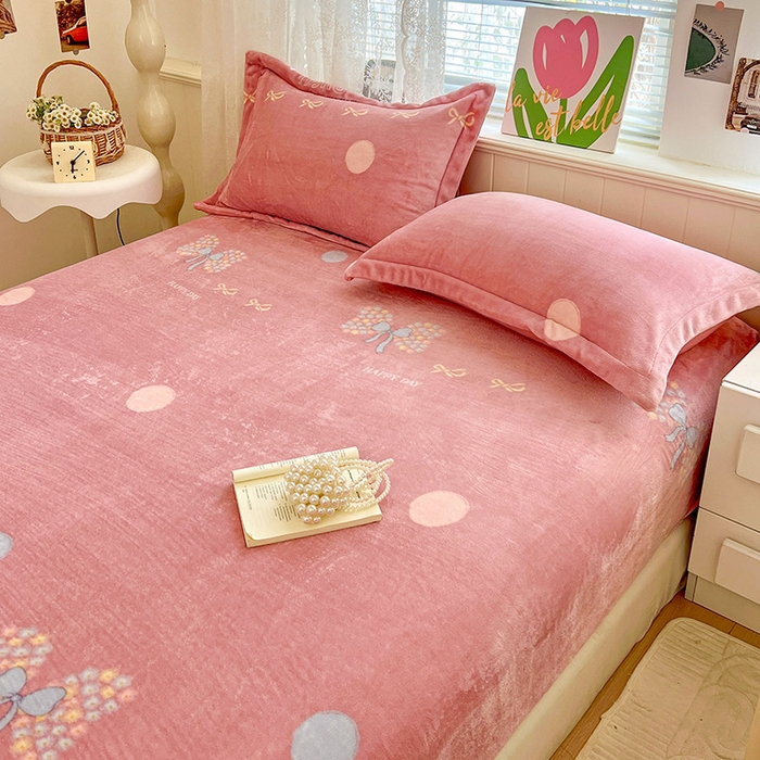 91家纺网 家纺一手货源 找家纺 富馨莱 2025新款牛奶绒印花床笠240克面料支持一件定制尺寸 花蝶粉