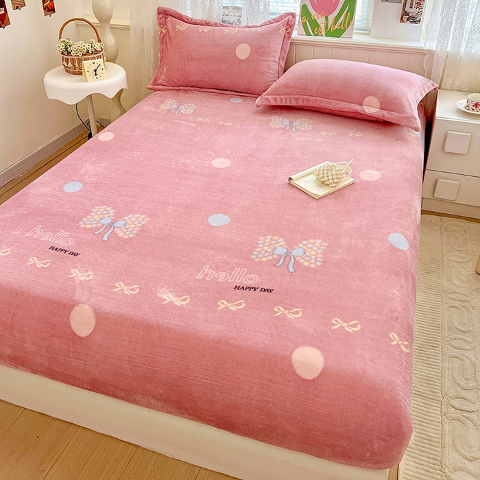 91家纺网 家纺一手货源 找家纺 富馨莱 2025新款牛奶绒印花床笠240克面料支持一件定制尺寸 花蝶粉