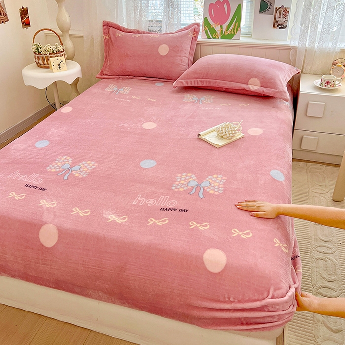 91家纺网 家纺一手货源 找家纺 富馨莱 2025新款牛奶绒印花床笠240克面料支持一件定制尺寸 花蝶粉