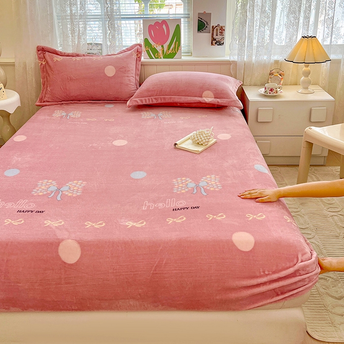 91家纺网 家纺一手货源 找家纺 富馨莱 2025新款牛奶绒印花床笠240克面料支持一件定制尺寸 花蝶粉