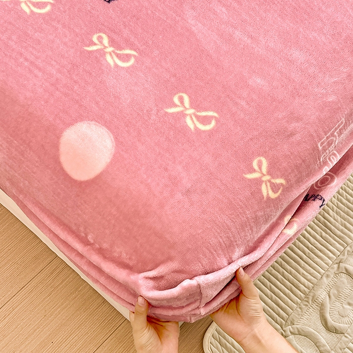 91家纺网 家纺一手货源 找家纺 富馨莱 2025新款牛奶绒印花床笠240克面料支持一件定制尺寸 花蝶粉