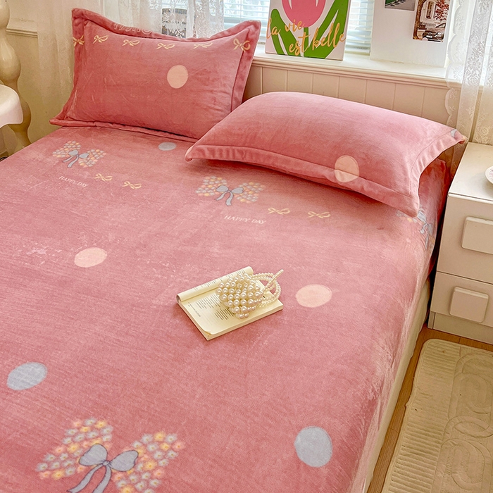 91家纺网 家纺一手货源 找家纺 富馨莱 2025新款牛奶绒印花床笠240克面料支持一件定制尺寸 花蝶粉