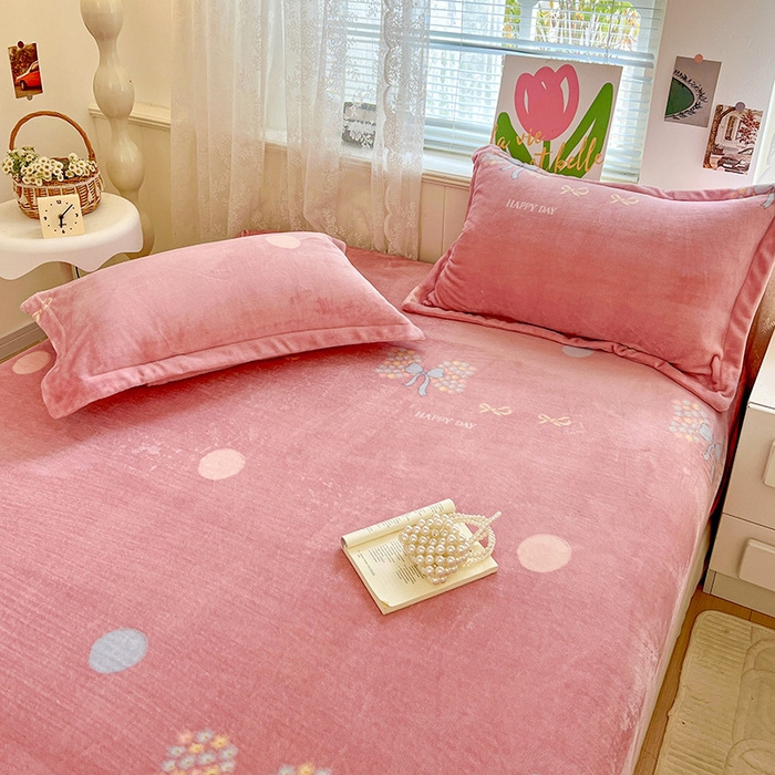 91家纺网 家纺一手货源 找家纺 富馨莱 2025新款牛奶绒印花床笠240克面料支持一件定制尺寸 花蝶粉