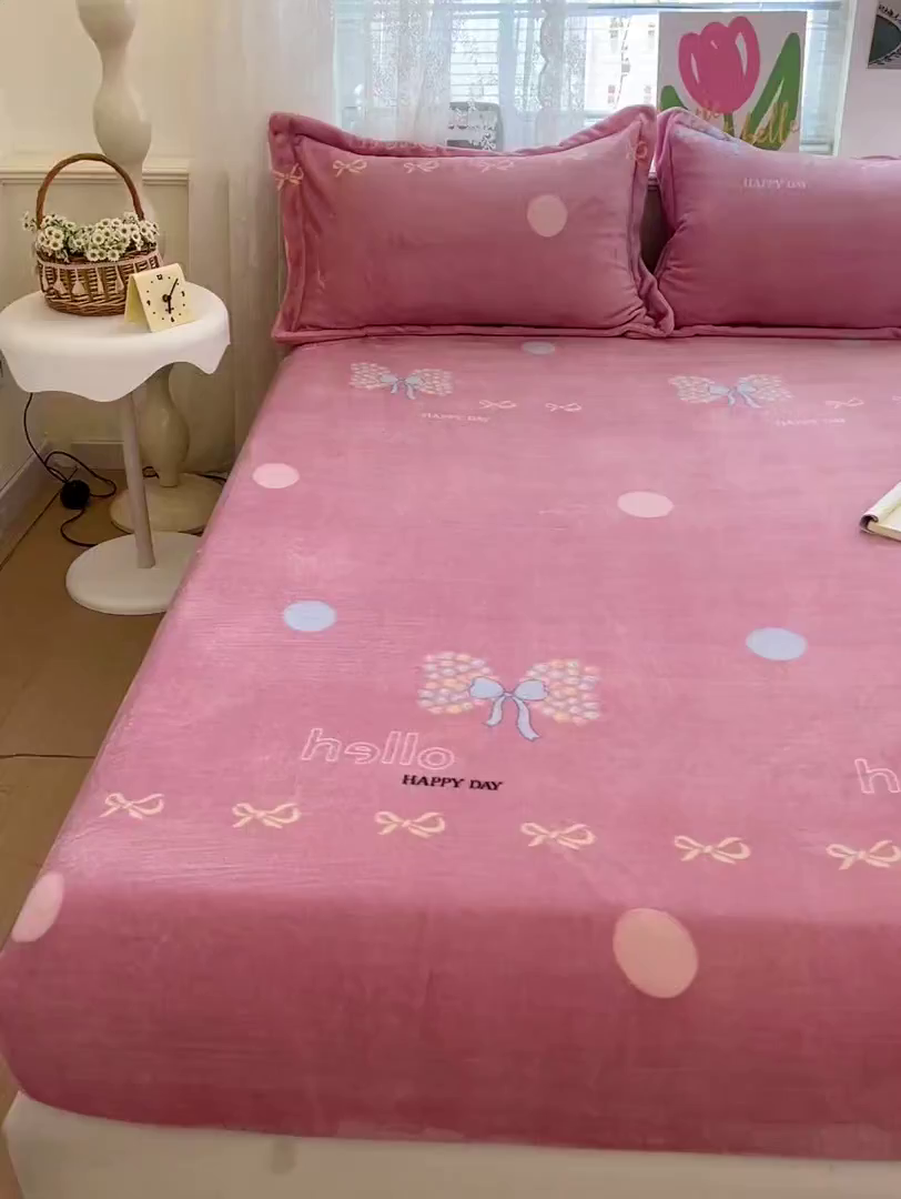 91家纺网 家纺一手货源 找家纺 富馨莱 2025新款牛奶绒印花床笠240克面料支持一件定制尺寸 花蝶粉