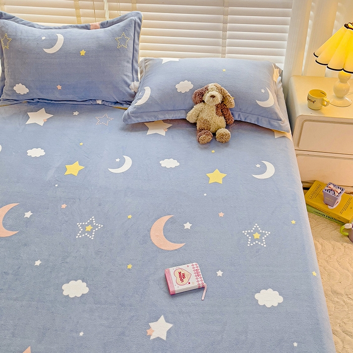 91家纺网 家纺一手货源 找家纺 富馨莱 2025新款牛奶绒印花床笠240克面料支持一件定制尺寸 梦幻星空