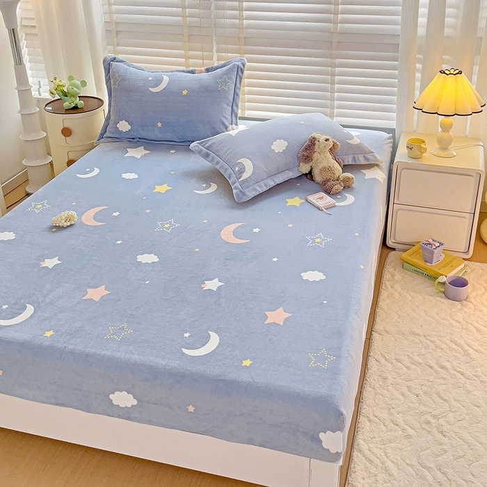 91家纺网 家纺一手货源 找家纺 富馨莱 2025新款牛奶绒印花床笠240克面料支持一件定制尺寸 梦幻星空