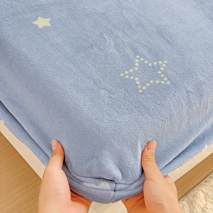 91家纺网 家纺一手货源 找家纺 富馨莱 2025新款牛奶绒印花床笠240克面料支持一件定制尺寸 梦幻星空