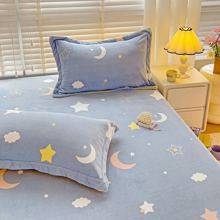 91家纺网 家纺一手货源 找家纺 富馨莱 2025新款牛奶绒印花床笠240克面料支持一件定制尺寸 梦幻星空