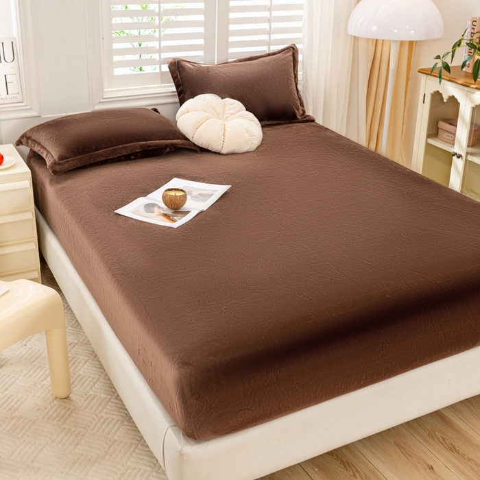 91家纺网 家纺一手货源 找家纺 富馨莱 2025新款牛奶绒印花床笠240克面料支持一件定制尺寸 绒摩卡色