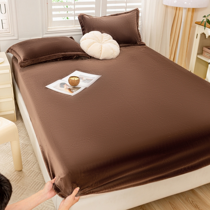 91家纺网 家纺一手货源 找家纺 富馨莱 2025新款牛奶绒印花床笠240克面料支持一件定制尺寸 绒摩卡色